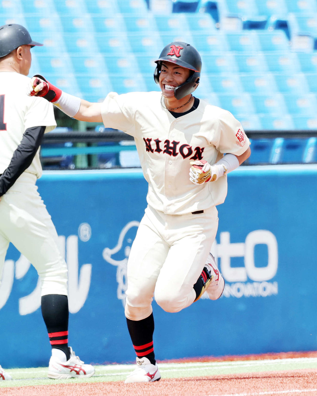 日大対駒大　7回表日大2死三塁、谷端は左越え2点本塁打を放ちガッツポーズ（撮影・鈴木正人）