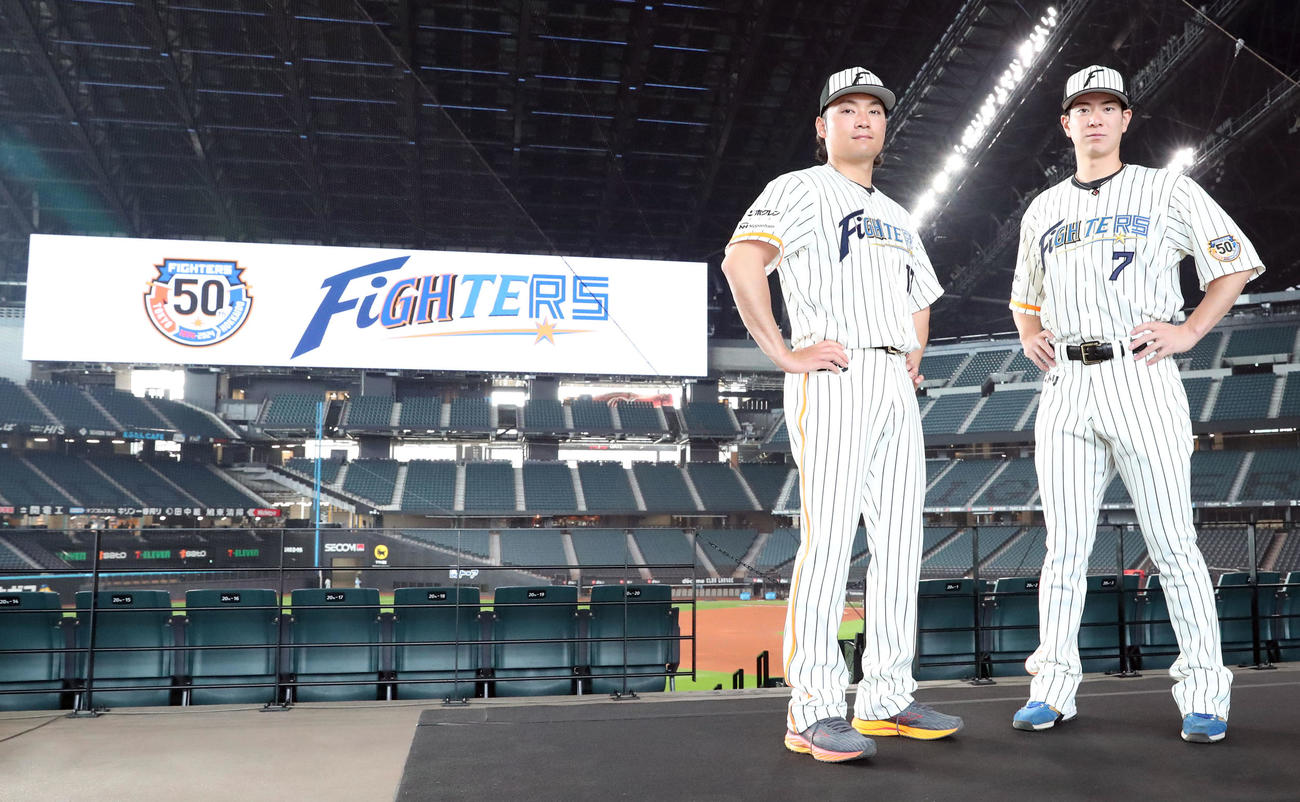 日本ハム対ソフトバンク　「ファイターズ50周年シリーズ」で着用する限定ユニホームを発表する日本ハム伊藤（左）と松本剛（撮影・佐藤翔太）