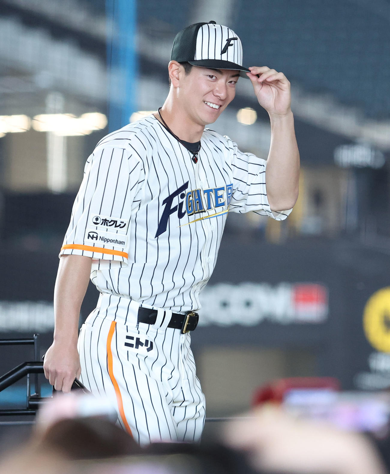 日本ハム対ソフトバンク　「ファイターズ50周年シリーズ」の限定ユニホームを着用し登場する日本ハム松本剛（撮影・佐藤翔太）