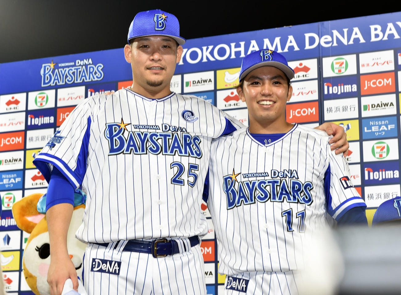 2018年8月30日　中日戦のヒーローインタビューを終えお立ち台で記念撮影する筒香（左）と東