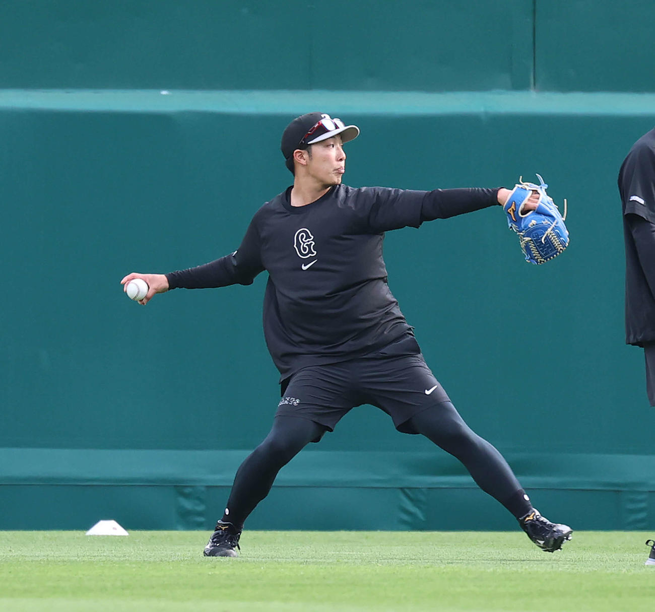 阪神対巨人　試合前、キャッチボールする巨人赤星（撮影・河野匠）