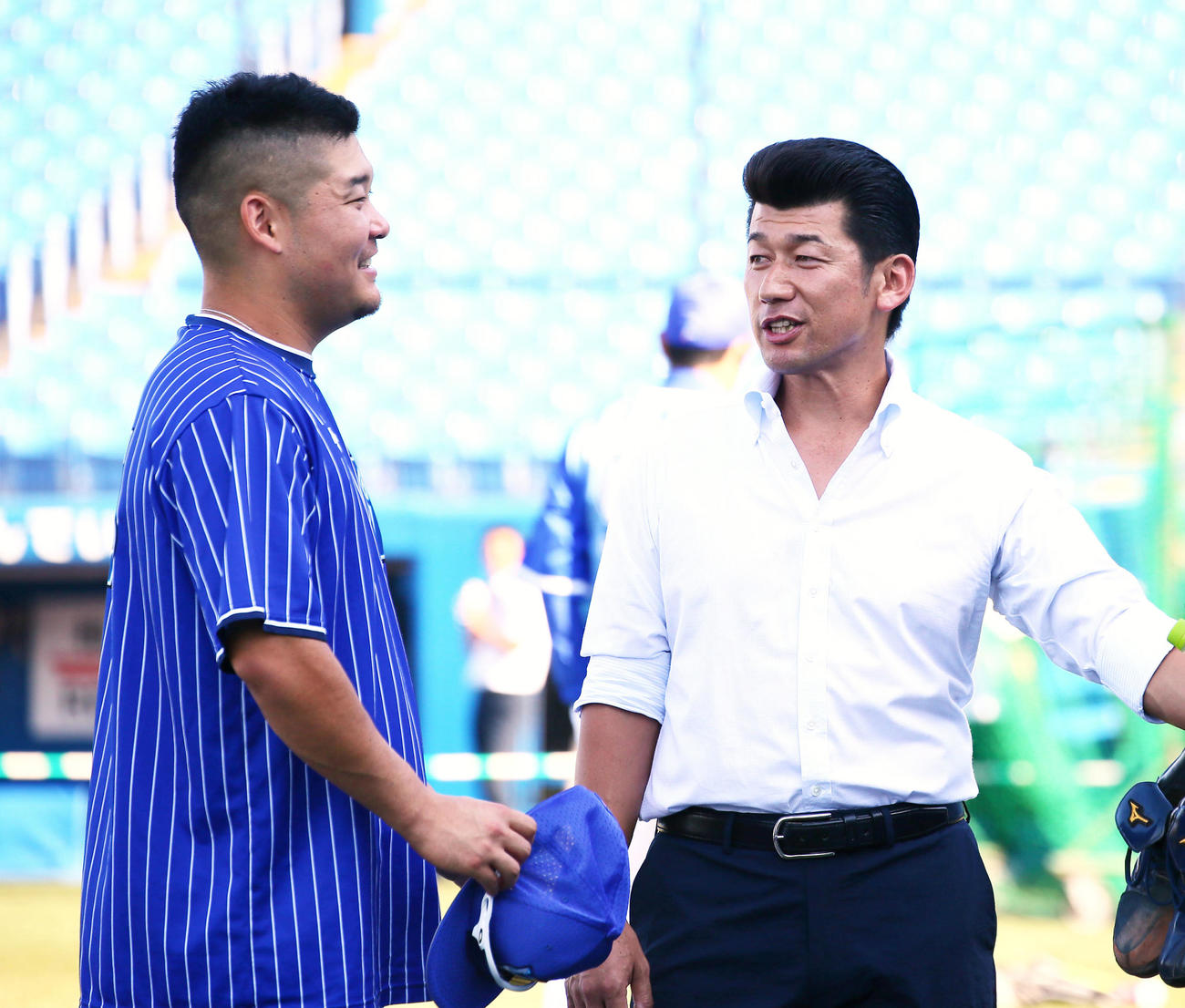 筒香嘉智（左）と三浦大輔監督（2018年8月撮影）