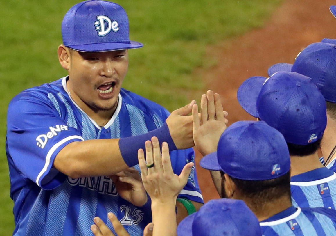 2017年10月、CSファイナルステージ第1戦広島戦　選手入場でチームメートと勢いよくタッチを交わす筒香嘉智（左）