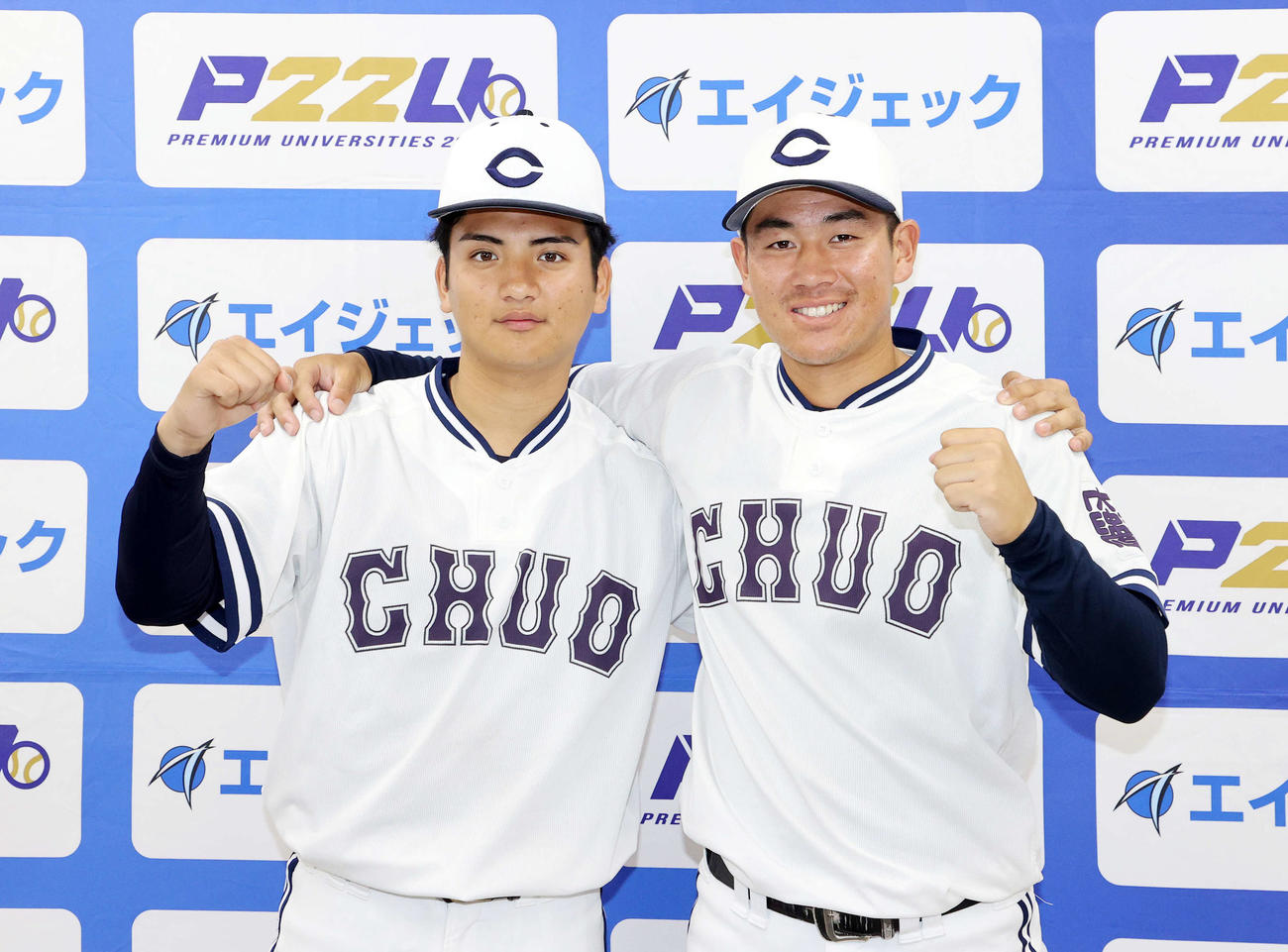 中大対国学院大　勝利し笑顔でガッツポーズする中大・東恩納（左）と繁永（撮影・鈴木正人）