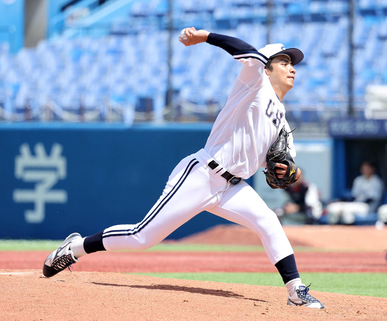 中大対国学院大　力投する中大先発の東恩納（撮影・鈴木正人）