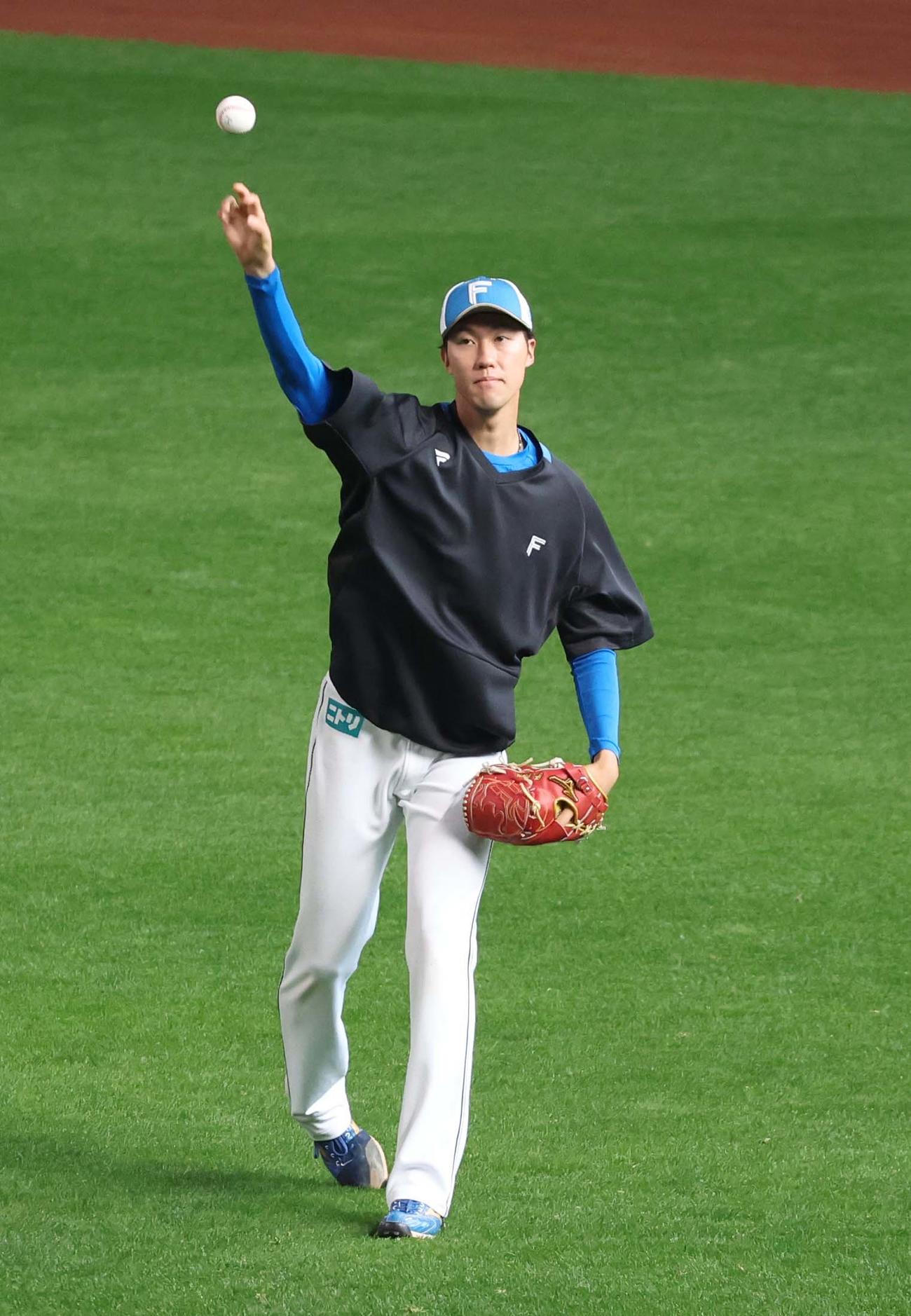 日本ハム対ソフトバンク　キャッチボールする福島（撮影・黒川智章）