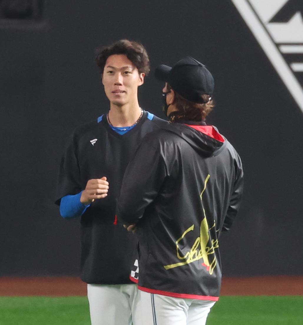 日本ハム対ソフトバンク　新庄監督と話す福島（撮影・黒川智章）