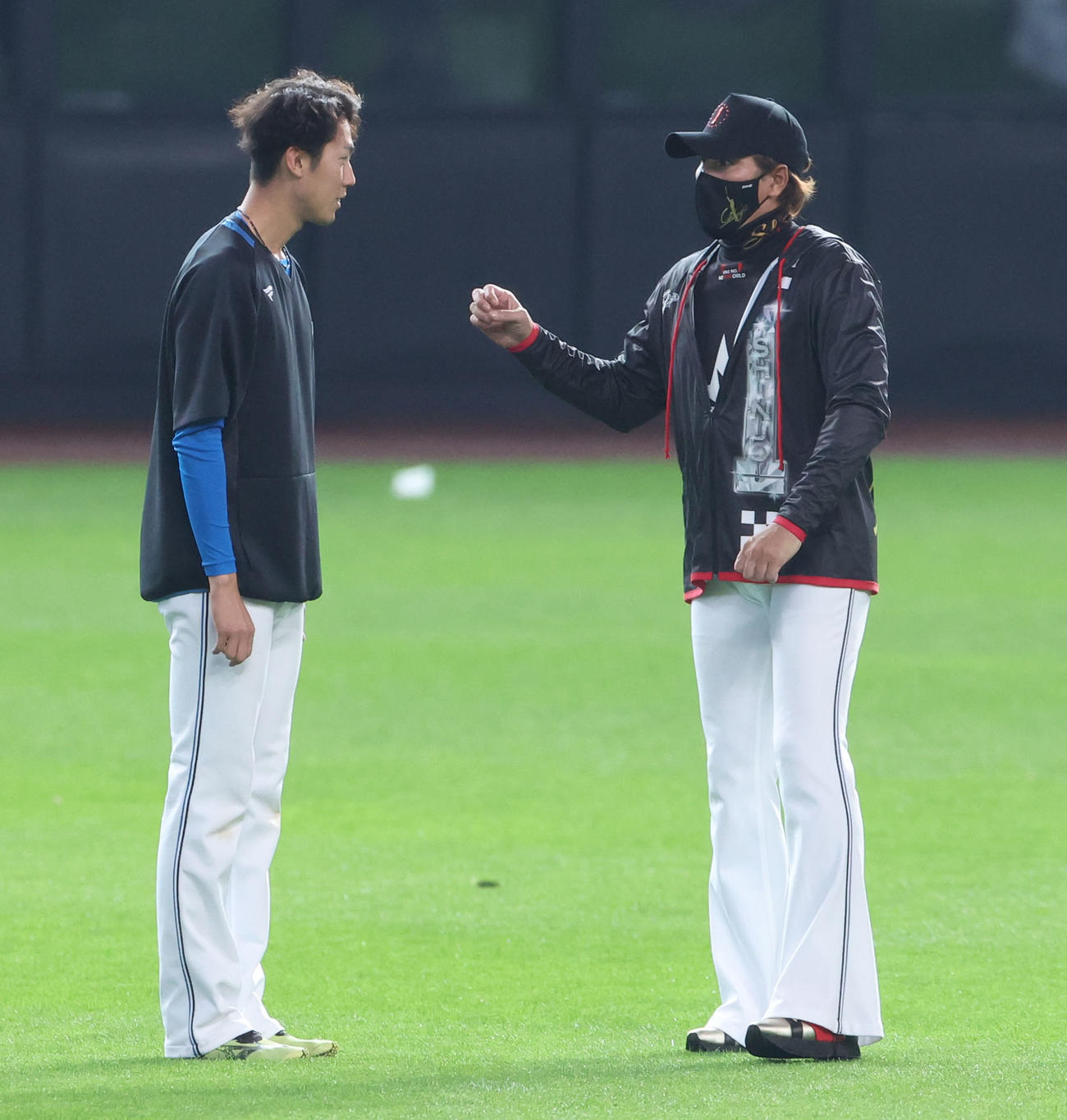 日本ハム対ソフトバンク　試合前、会話する日本ハム福島（左）と新庄監督（撮影・佐藤翔太）