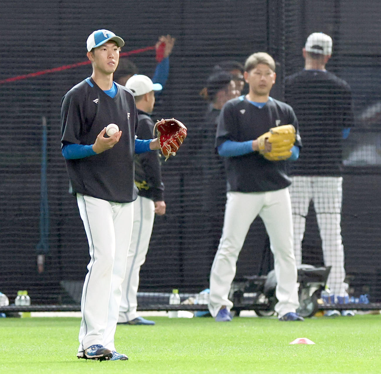 日本ハム対ソフトバンク　試合前、キャッチボールをする日本ハム福島（撮影・佐藤翔太）