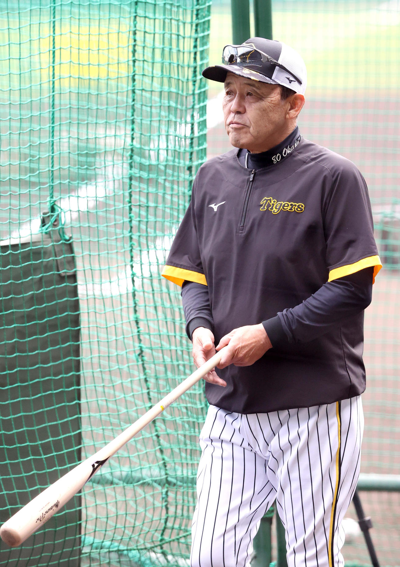 阪神対巨人　試合前の練習を確認する阪神岡田監督（撮影・上山淳一）