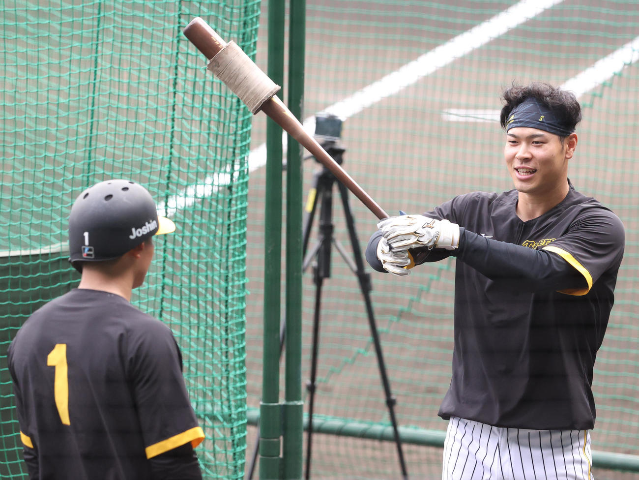 阪神対巨人　試合前の練習で阪神佐藤輝（右）は森下とリラックスした表情で話す（撮影・上山淳一）