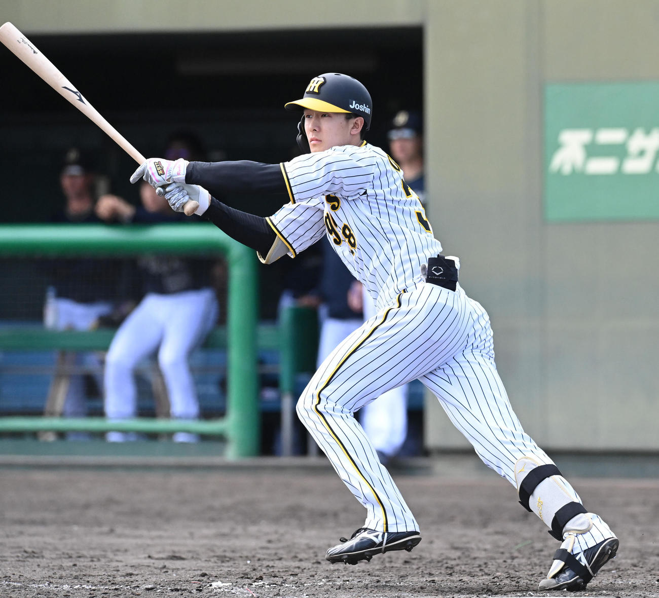 阪神対オリックス　5回裏阪神1死一塁、小幡は左安打を放つ（撮影・滝沢美穂子）