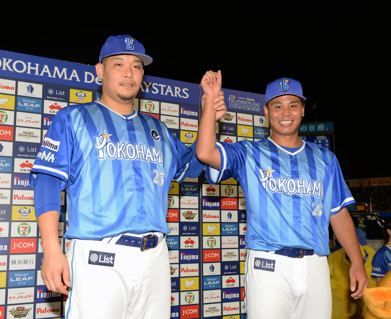 DeNA対阪神　本塁打を2本放った筒香と7勝目を挙げた浜口はお発ち台でポーズを決める（2017年8月13日撮影）