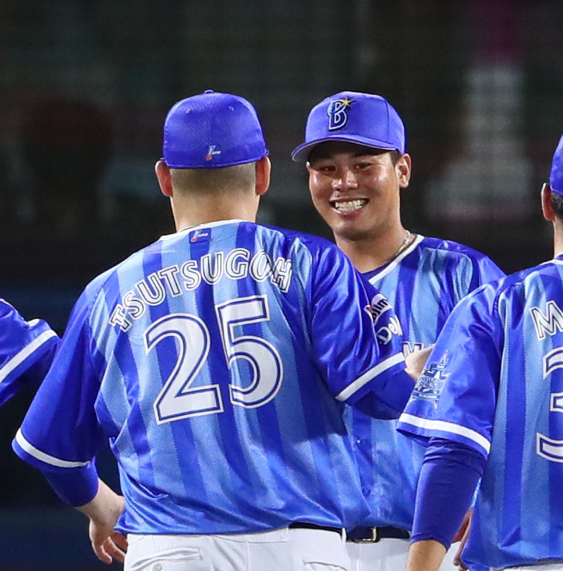 DeNA対阪神　6回1失点で勝利投手となったDeNA浜口（後方）は笑顔で筒香を出迎える（2017年8月13日撮影）