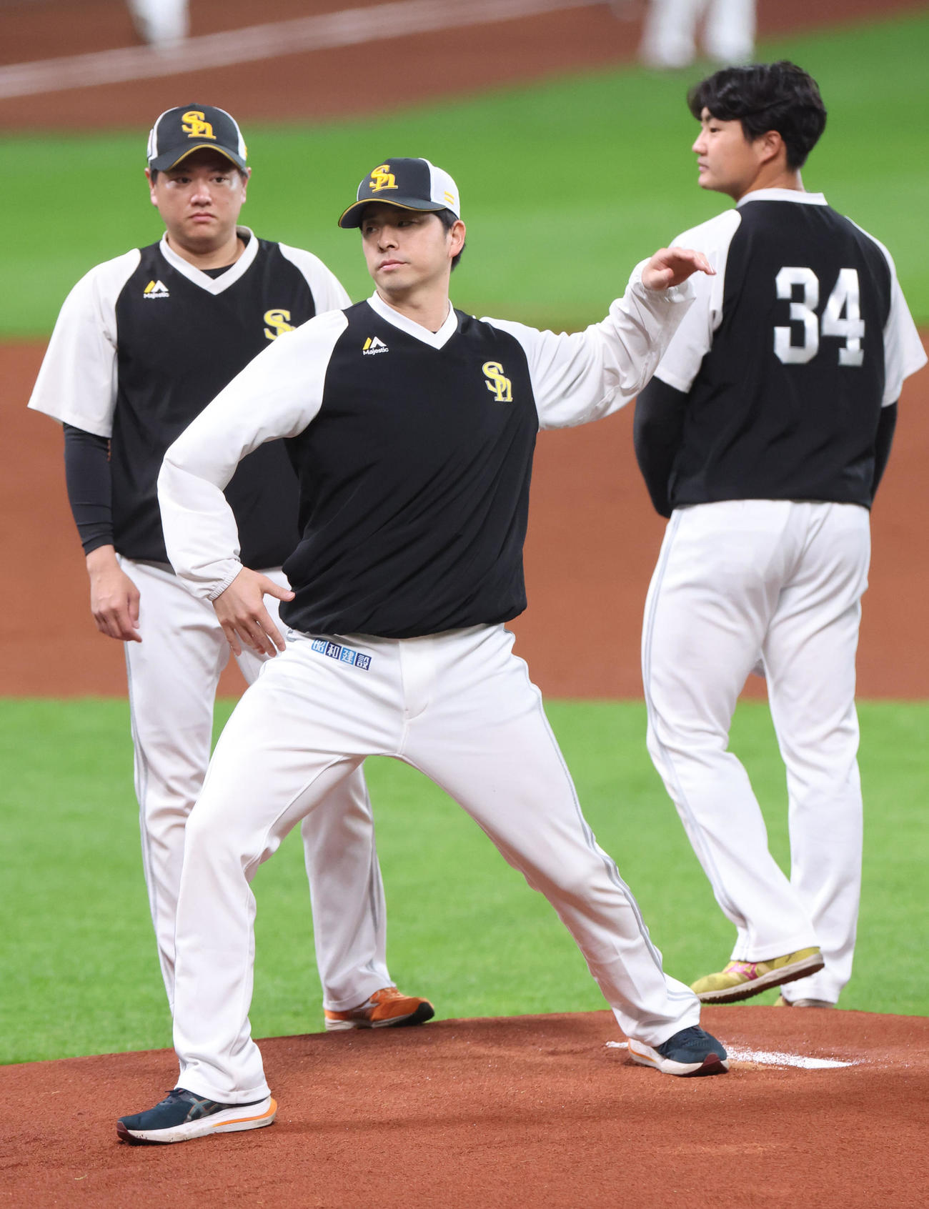 日本ハム対ソフトバンク　試合前、マウンドをチェックするソフトバンク大関（撮影・佐藤翔太）