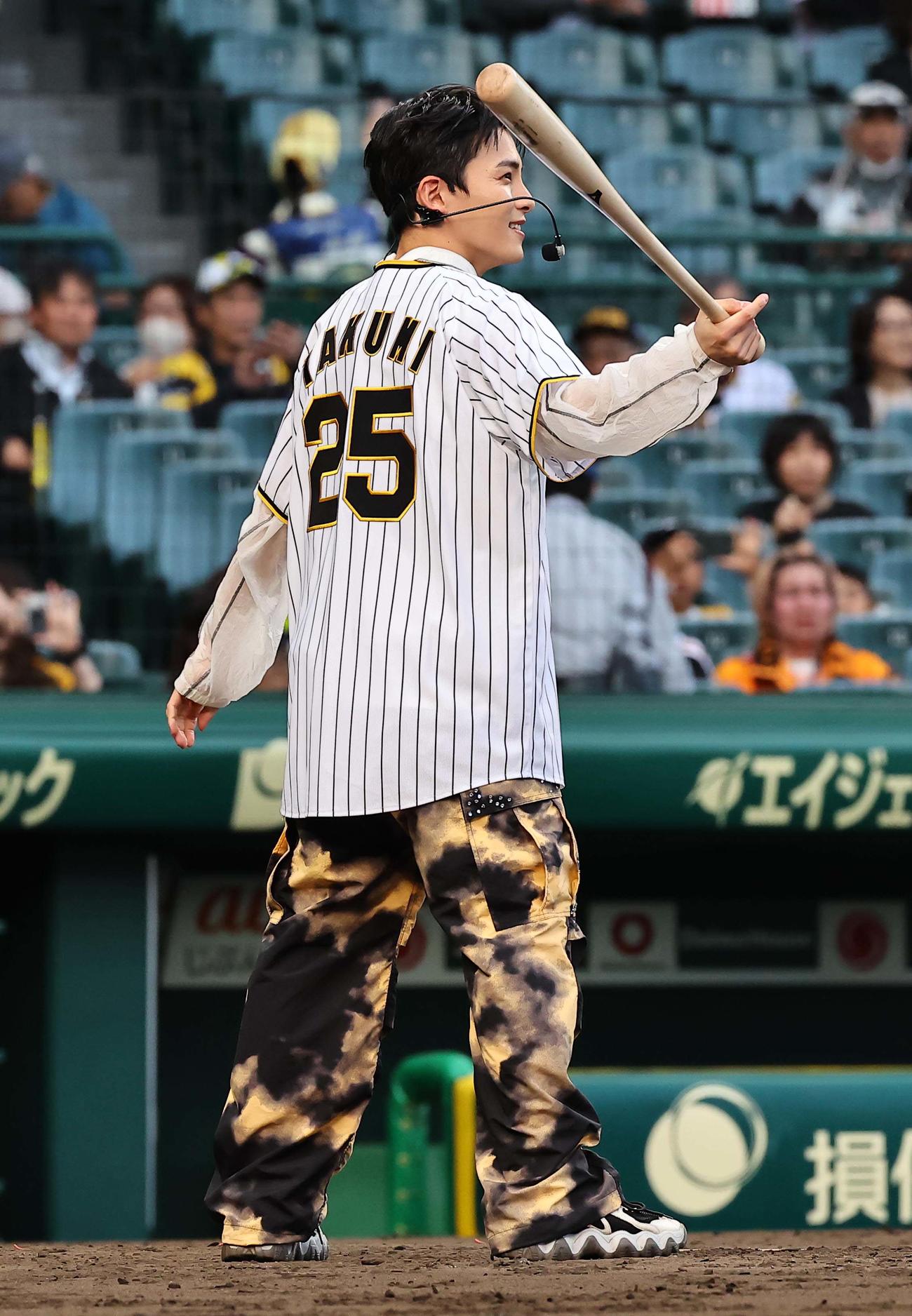 阪神対巨人　ファーストピッチセレモニーで打席に立つJO1川西（撮影・上田博志）