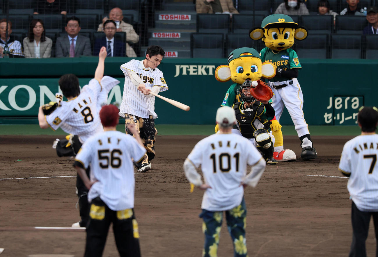 阪神対巨人　ファーストピッチで打席に立ったJO1の川西拓実（撮影・加藤哉）