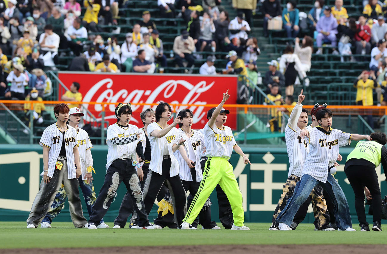 阪神対巨人　試合前、パフォーマンスを行ったJO1（撮影・河野匠）