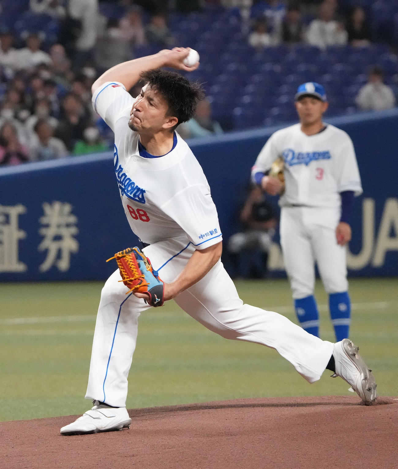 中日対ヤクルト　試合前、始球式を行うディーン元気（撮影・森本幸一）