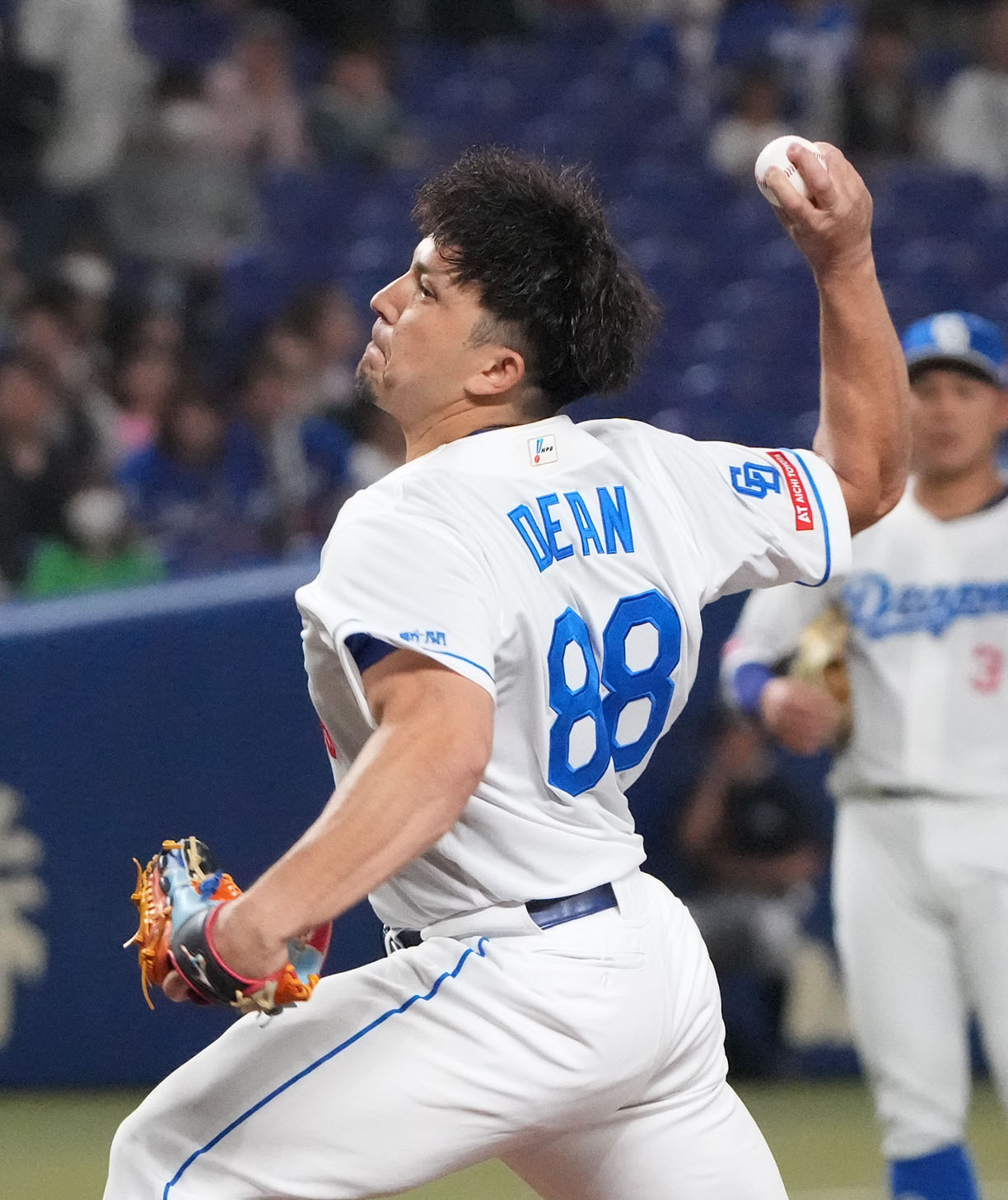 中日対ヤクルト　試合前、始球式を行うディーン元気（撮影・森本幸一）