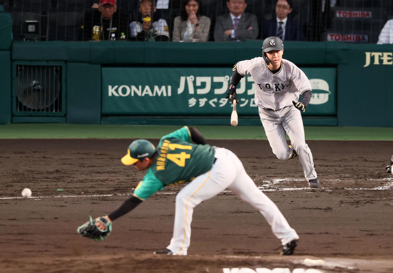 阪神対巨人　3回表巨人1死三塁、山崎伊は中適時打を放つ。投手は村上（撮影・加藤哉）