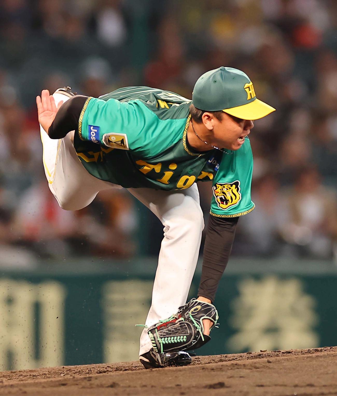 阪神対巨人　3回表巨人1死三塁、村上は山崎の打球にグラブをのばすも捕れず先制適時打を許す（撮影・上田博志）