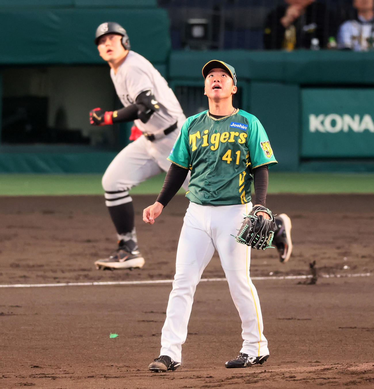 阪神対巨人　2回表巨人無死、村上は岡本和を中飛に仕留める（撮影・加藤哉）