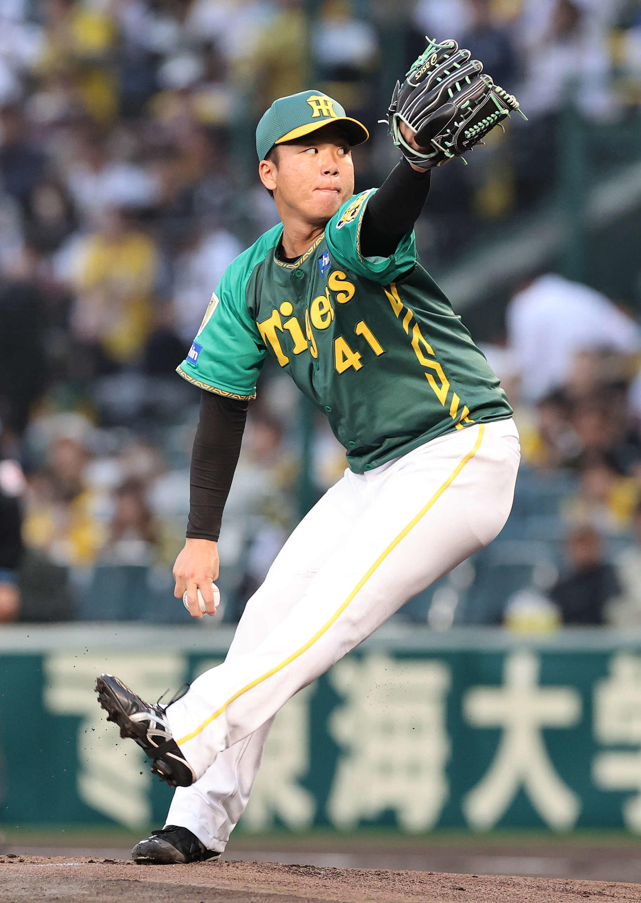 阪神対巨人　力投する阪神先発の村上（撮影・河野匠）