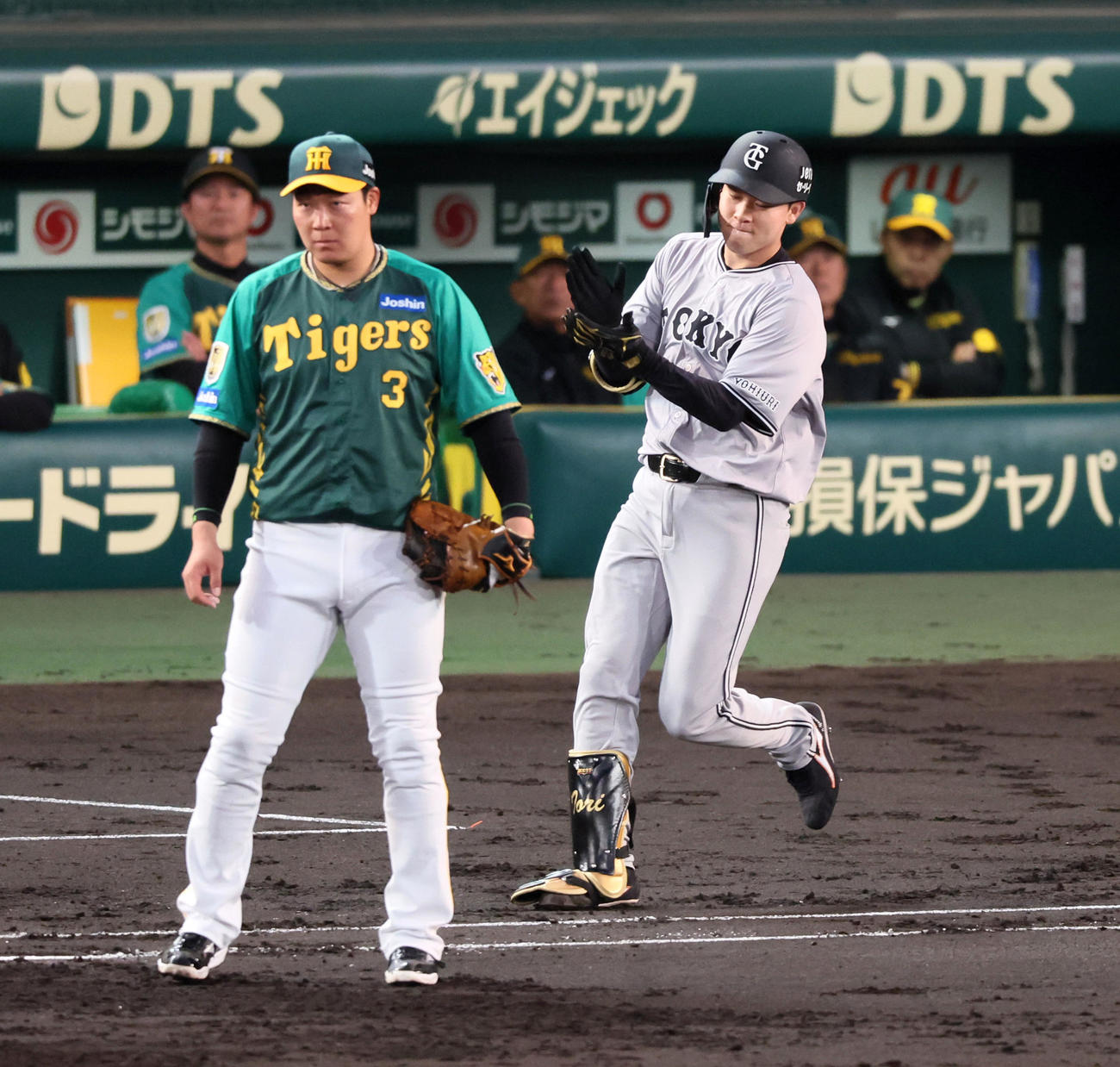 阪神対巨人　3回表巨人1死三塁、山崎伊は中適時打を放ち手を叩きながら一塁へ向かう。一塁手は大山（撮影・加藤哉）