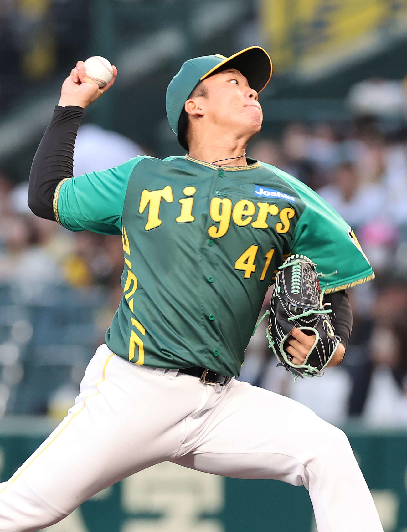 阪神対巨人　力投する阪神先発の村上（撮影・河野匠）