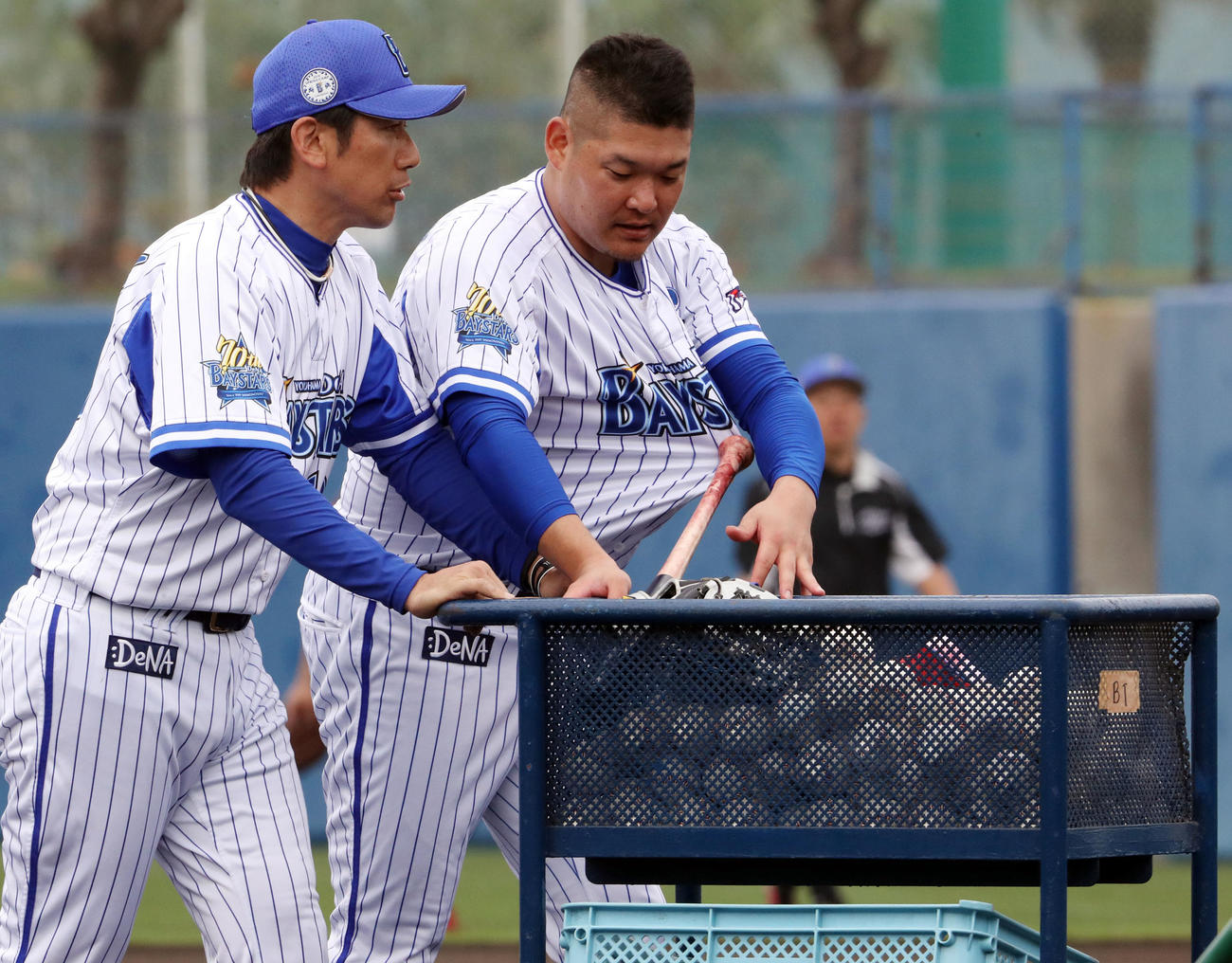 19年2月、フリー打撃を終え、いっしょに片付けをしながら話をするDeNA三浦コーチ（左）と筒香嘉智