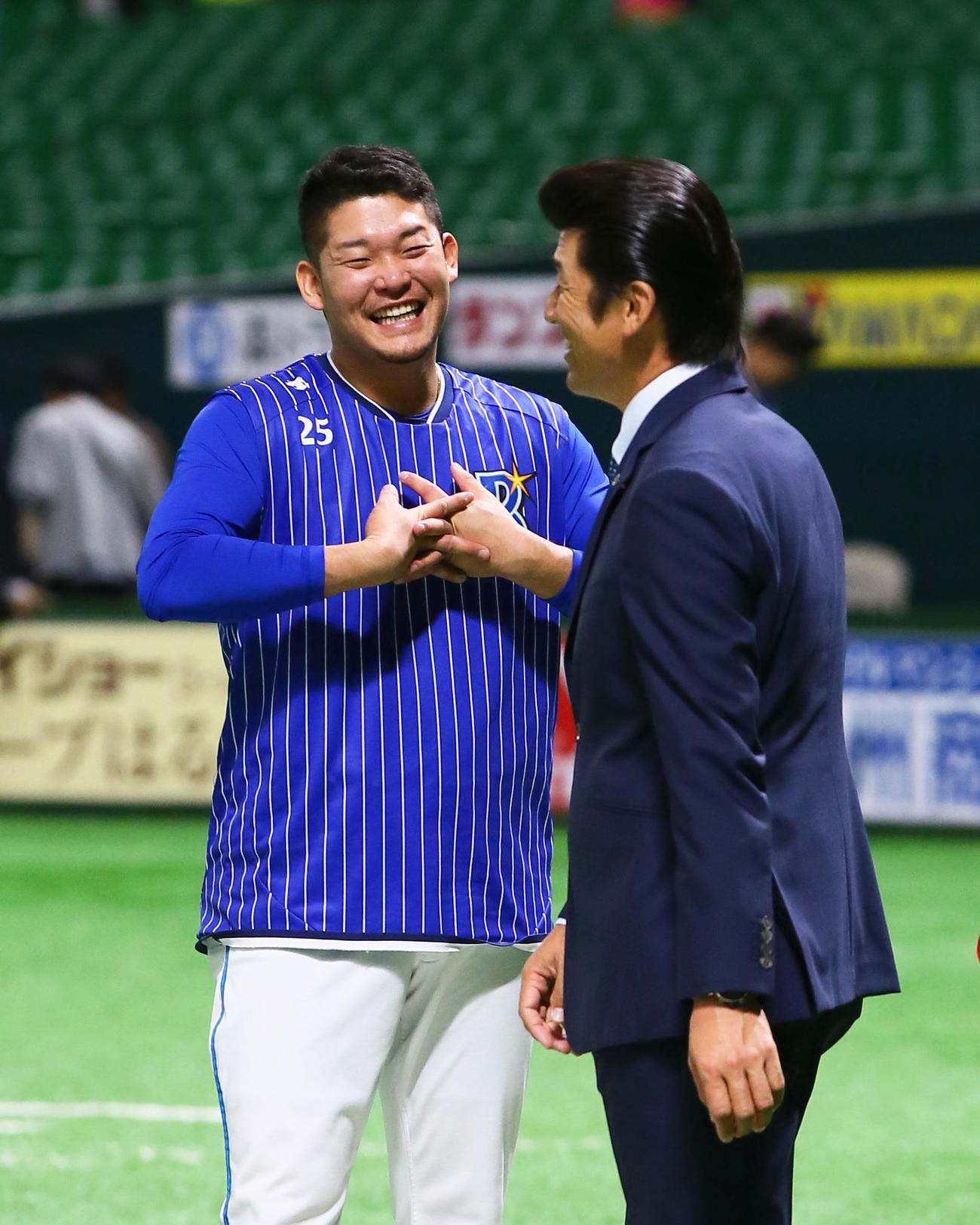 17年11月、ソフトバンクとの日本シリーズを前に談笑するDeNA筒香嘉智（左）と三浦大輔氏