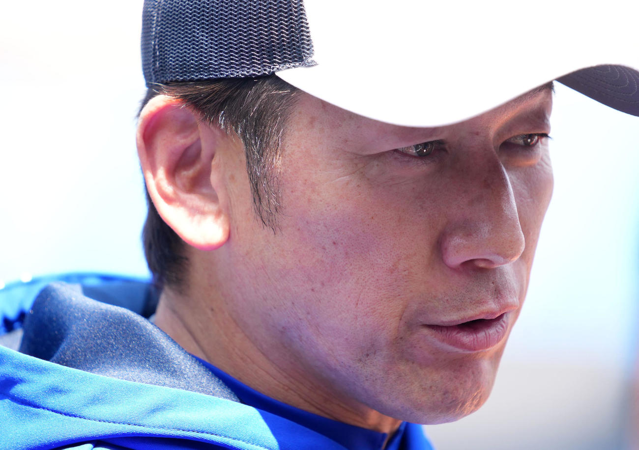DeNA対ヤクルト　試合前、取材に応じるDeNA三浦監督（撮影・横山健太）