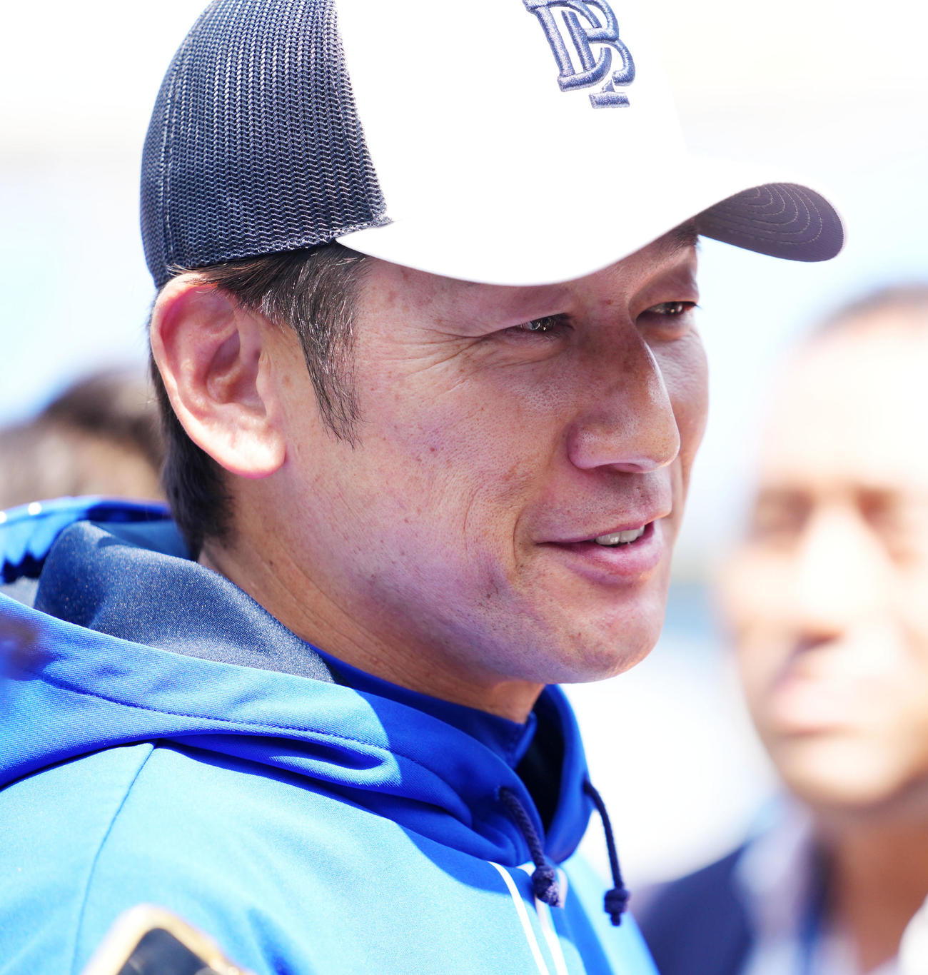 DeNA対ヤクルト　試合前、取材に応じるDeNA三浦監督（撮影・横山健太）