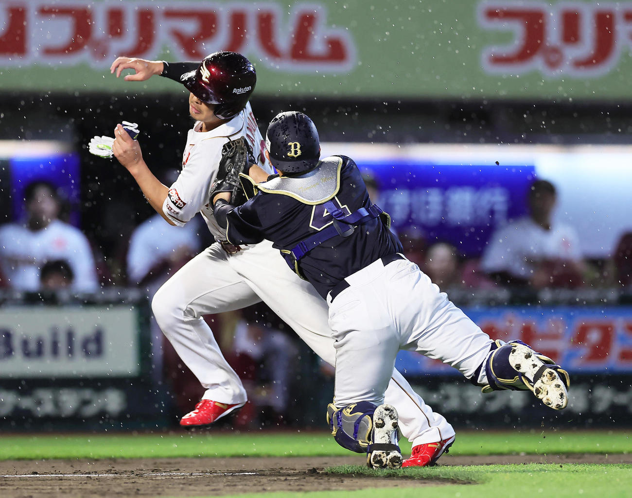 楽天対オリックス　1回裏楽天1死三塁、三塁走者浅村（左）は捕手森をかわし生還する。記録は三塁手西野の悪送球（撮影・足立雅史）