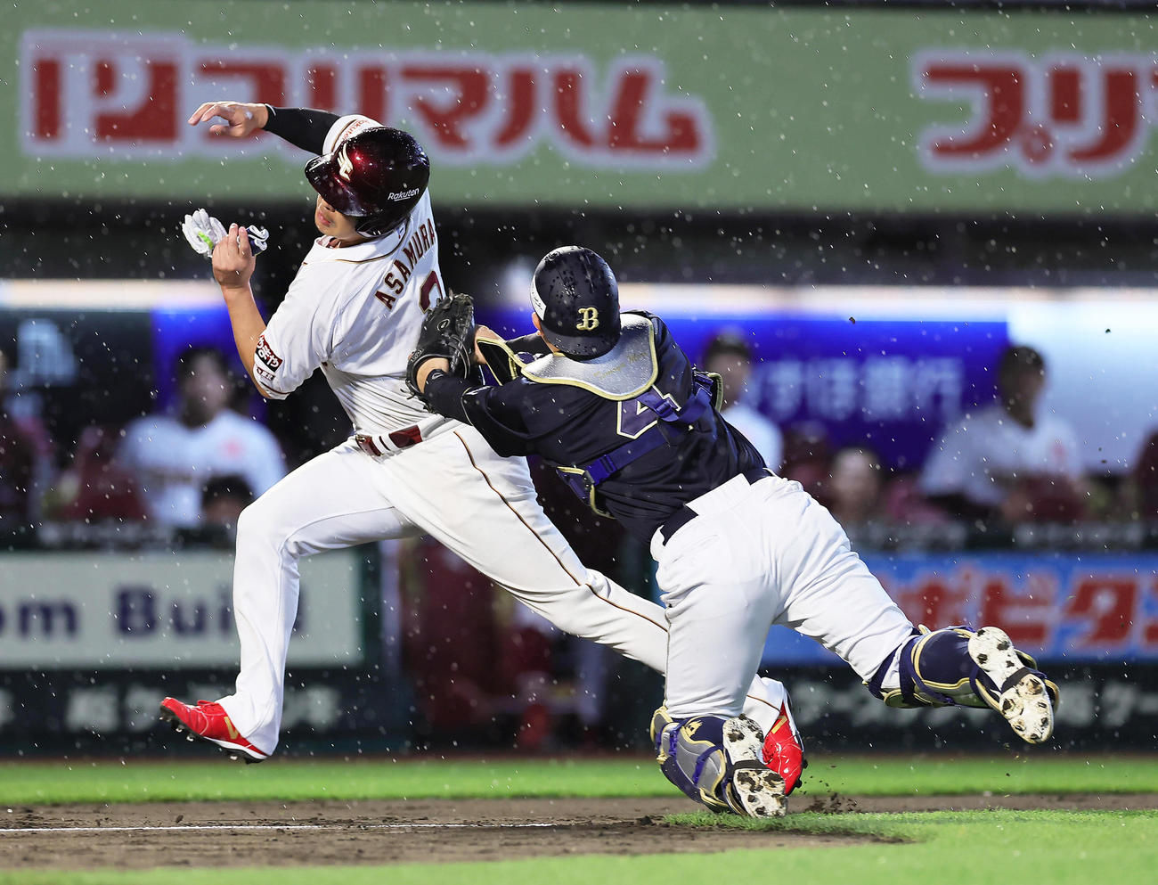 楽天対オリックス　1回裏楽天1死三塁、三塁走者浅村（左）は捕手森をかわし生還する。記録は三塁手西野の悪送球（撮影・足立雅史）