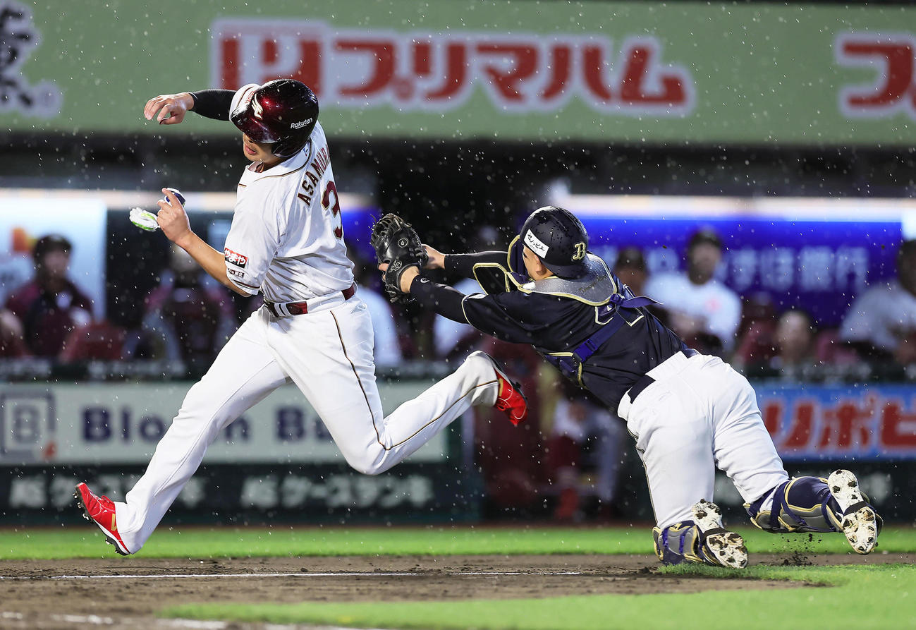 楽天対オリックス　1回裏楽天1死三塁、三塁走者浅村（左）は捕手森をかわし生還する。記録は三塁手西野の悪送球（撮影・足立雅史）