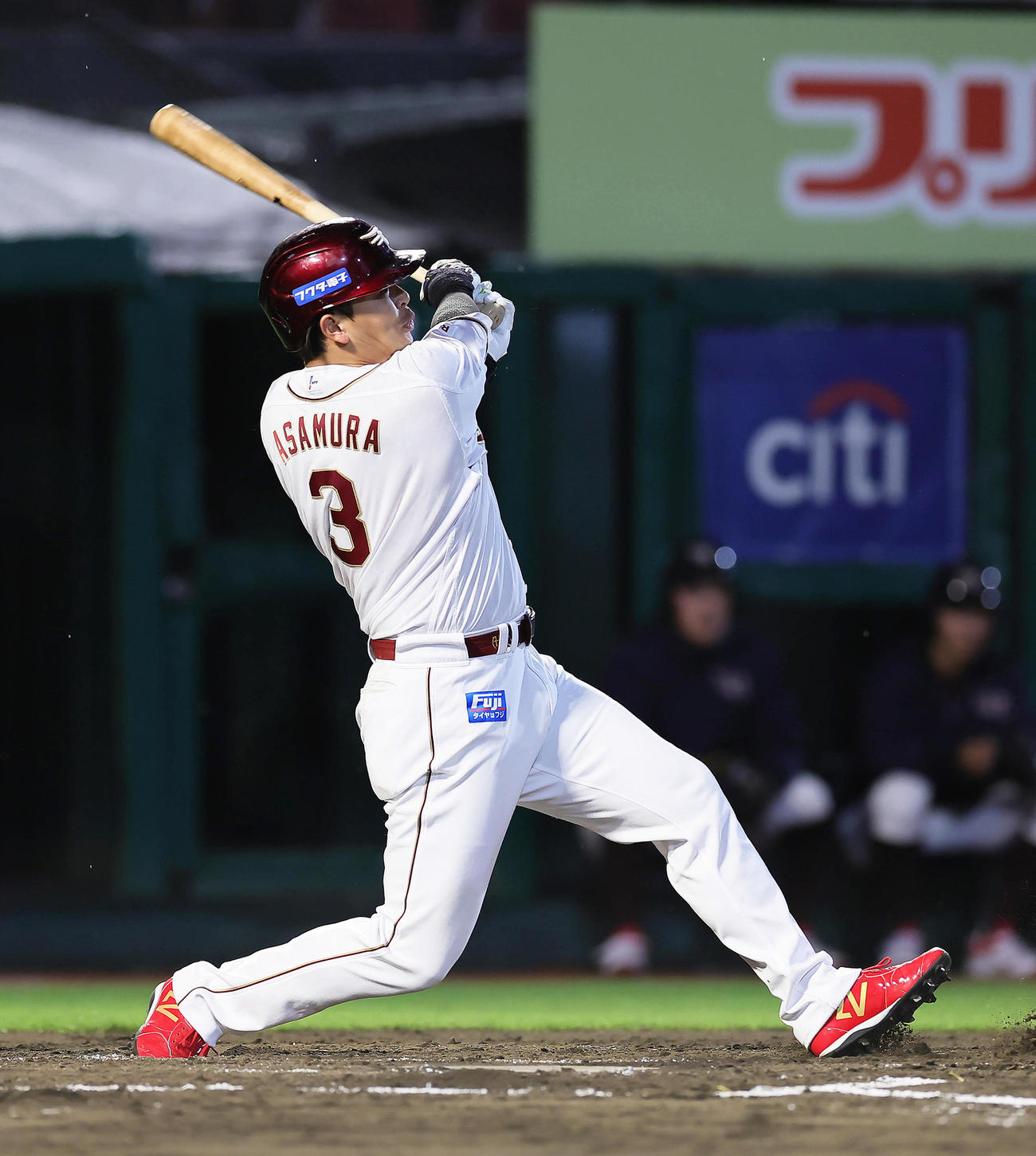 楽天対オリックス　1回裏楽天無死一、二塁、浅村は2点適時二塁打を放つ（撮影・足立雅史）
