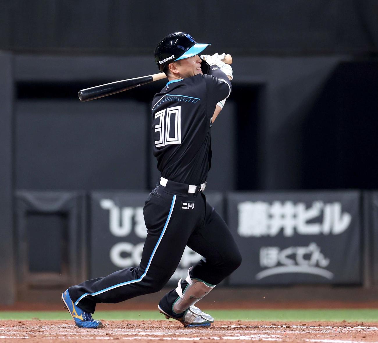 日本ハム対ソフトバンク　3回裏日本ハム1死一、二塁、中越え3点本塁打を放つ郡司（撮影・黒川智章）