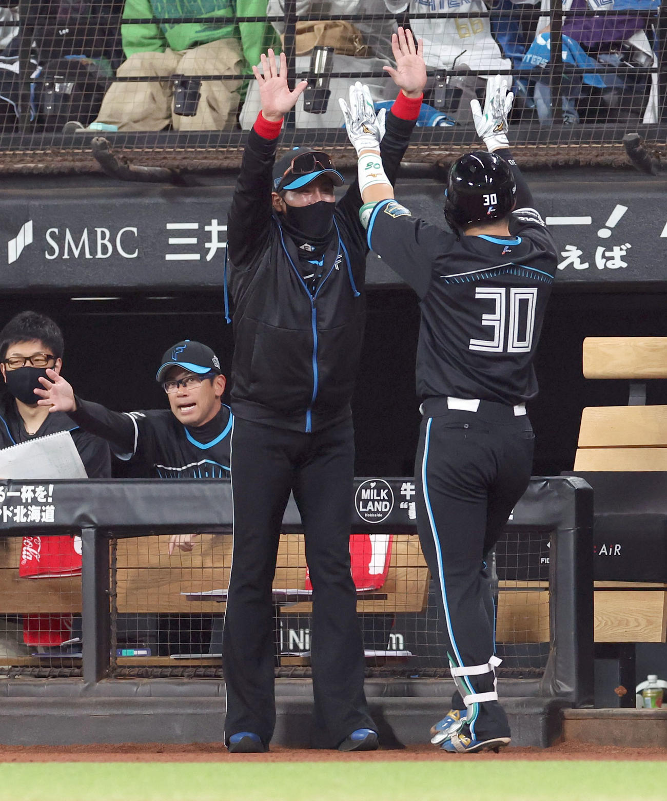 日本ハム対ソフトバンク　3回裏日本ハム1死一、二塁、新庄監督（中央）は中越え3点本塁打を放った郡司をハイタッチで出迎える（撮影・佐藤翔太）
