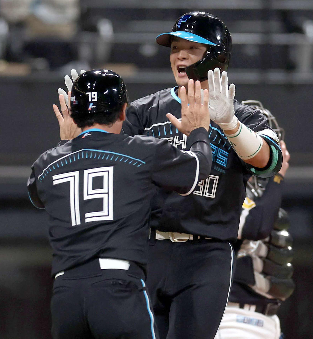 日本ハム対ソフトバンク　3回裏日本ハム1死一、二塁、中越え3点本塁打を放ち飛び上がって生還する郡司（撮影・黒川智章）