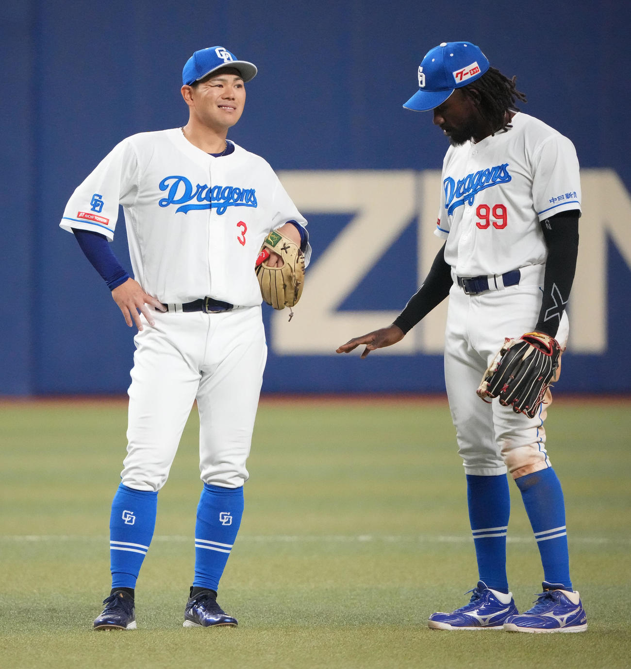 中日対ヤクルト　5回表ヤクルト2死三塁、北村の三ゴロを処理し顔をしかめる高橋周（左）（撮影・森本幸一）