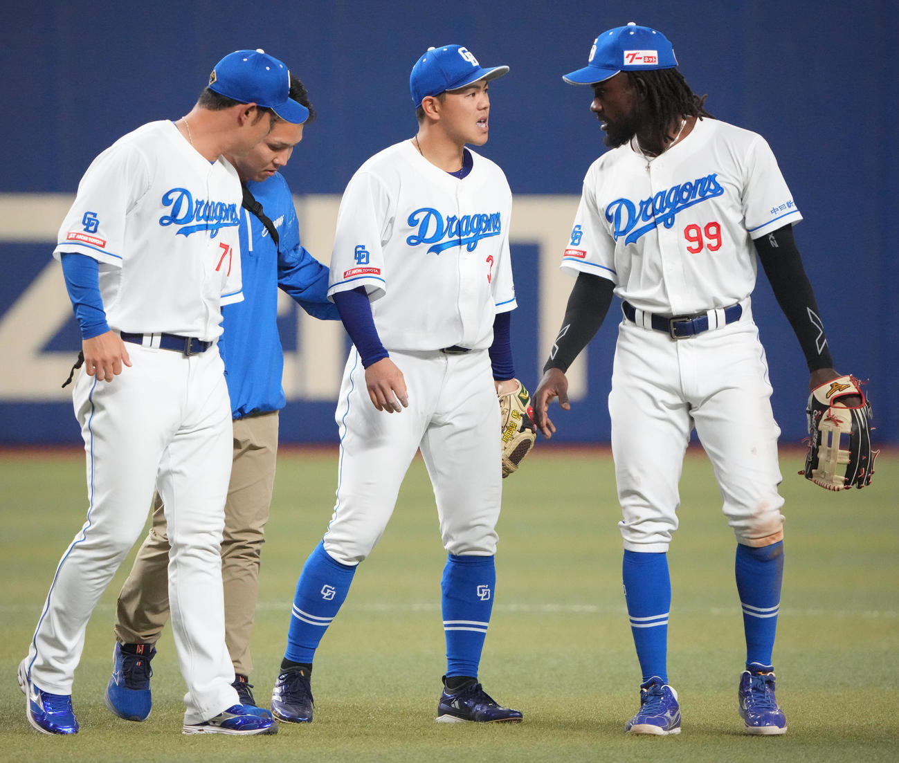 中日対ヤクルト　5回表ヤクルト2死三塁、北村の三ゴロを処理し顔をしかめる高橋周（右から2人目）（撮影・森本幸一）