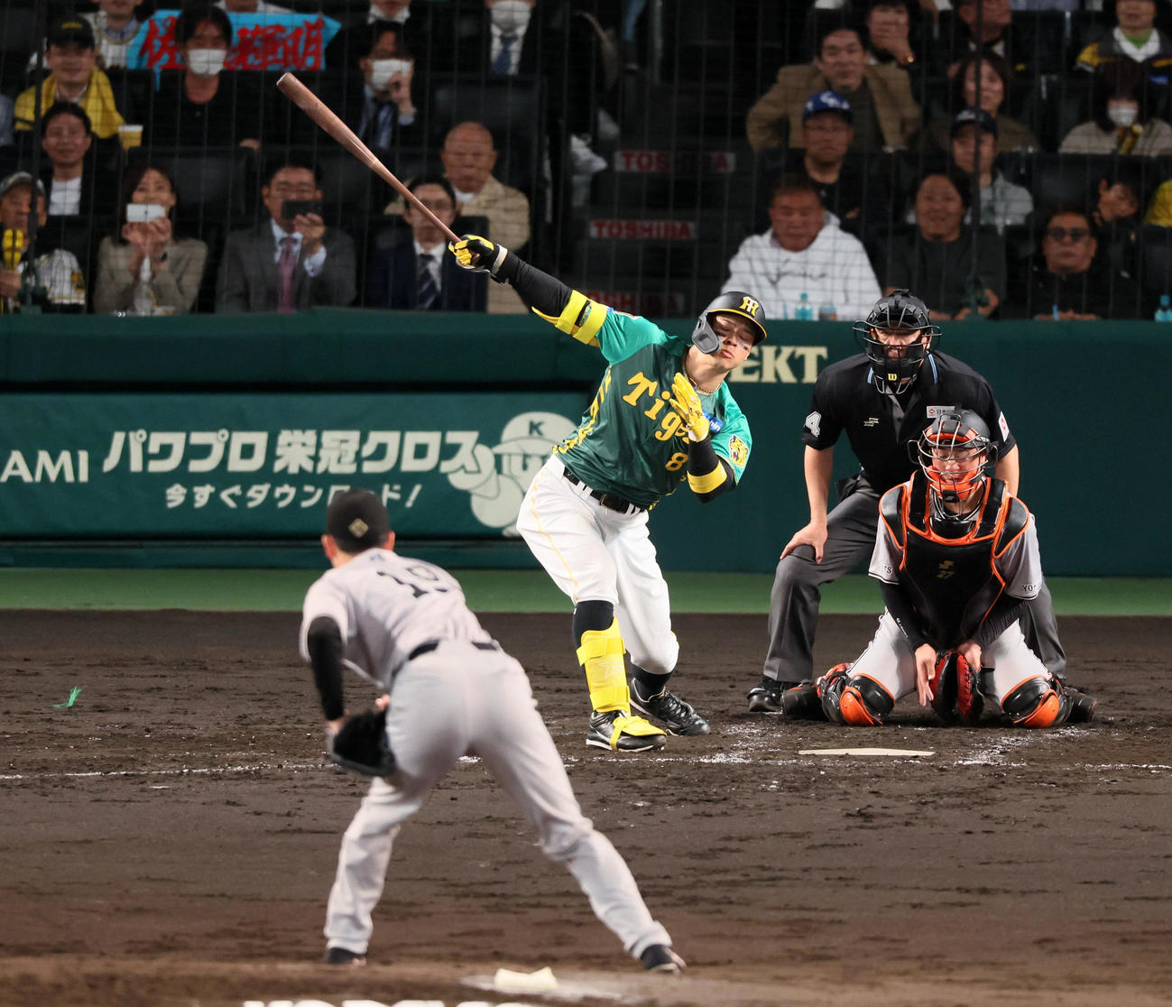 阪神対巨人　4回裏阪神無死一、二塁、佐藤輝は三振に倒れる。投手は山崎伊（撮影・加藤哉）