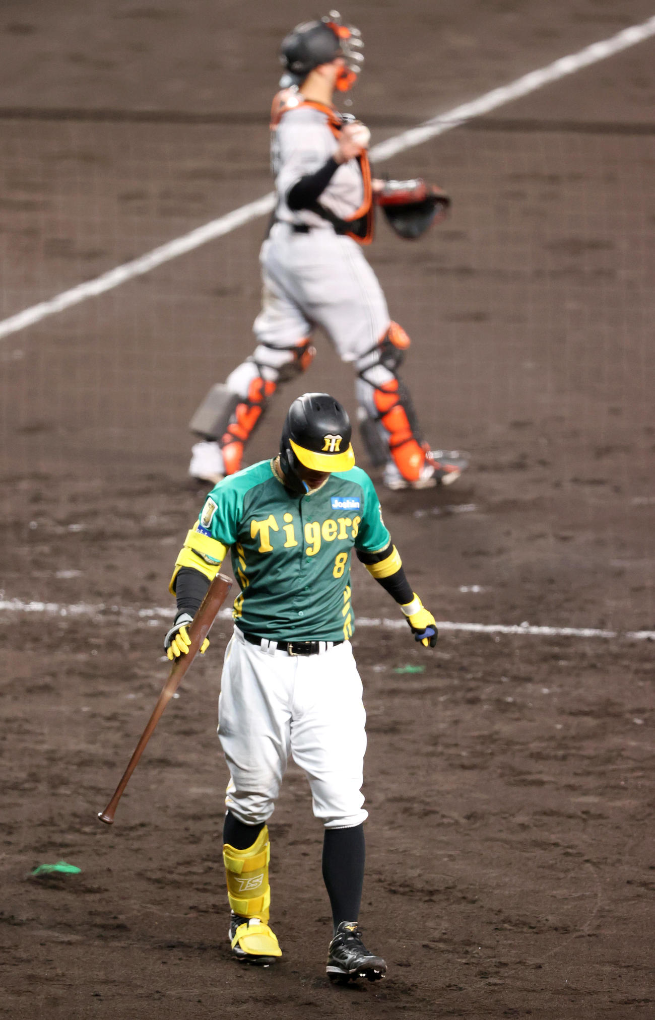 阪神対巨人　4回裏阪神無死一、二塁、佐藤輝は空振り三振に終わる（撮影・上山淳一）