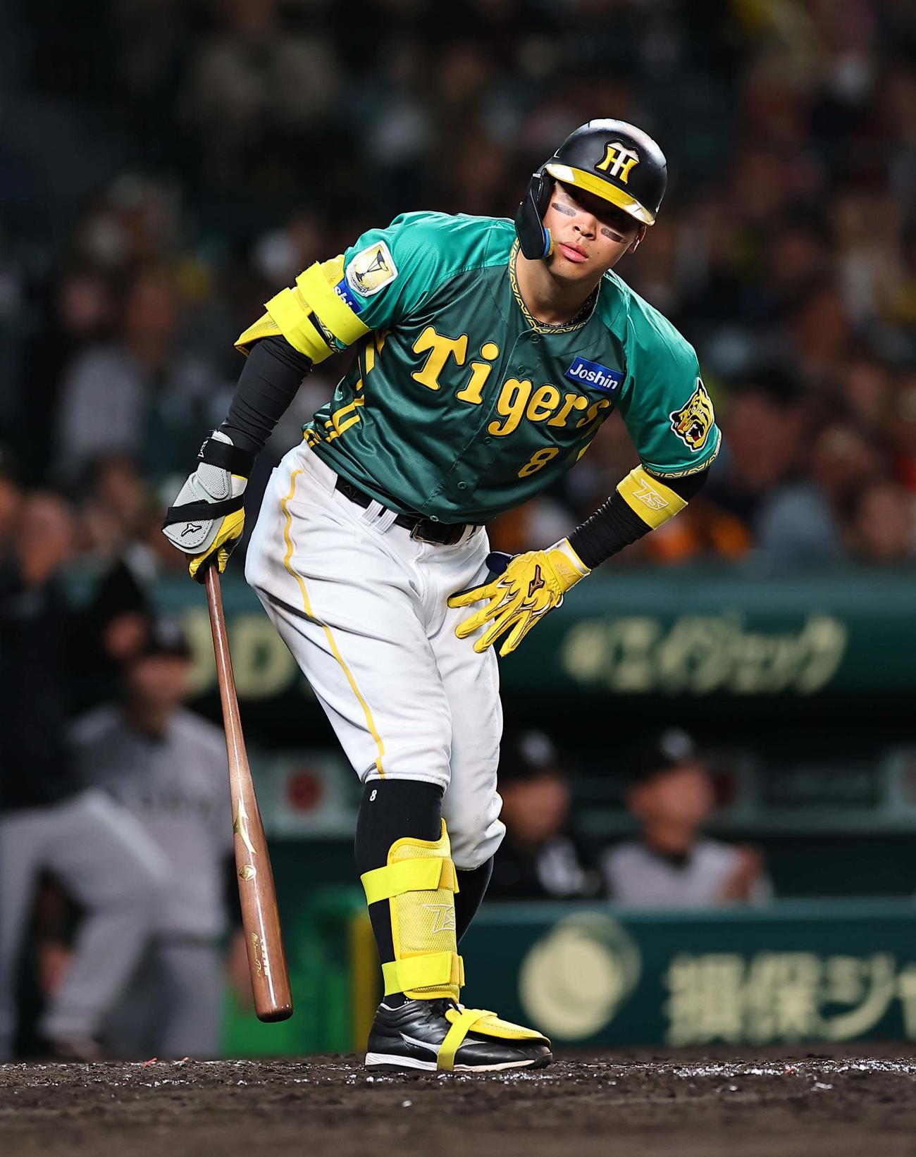 阪神対巨人　4回裏阪神無死一、二塁、佐藤輝は三振に倒れる（撮影・上田博志）