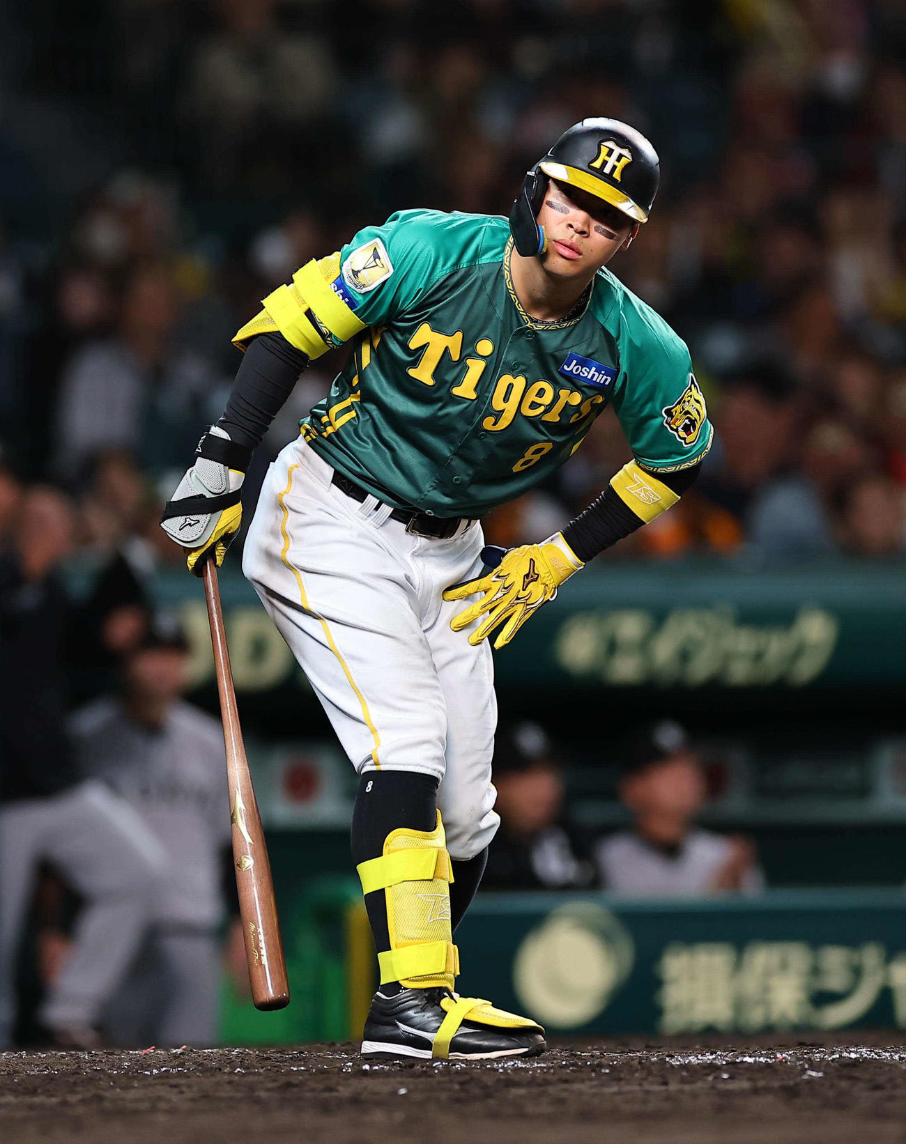 阪神対巨人　4回裏阪神無死一、二塁、佐藤輝は三振に倒れる（撮影・上田博志）