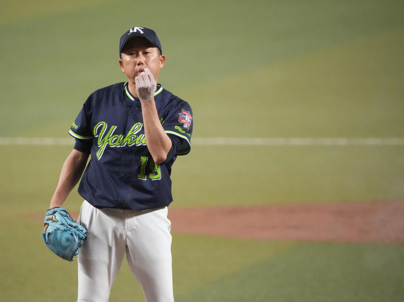 中日対ヤクルト　2回裏、手に着いたロジンの粉を吹き飛ばすヤクルト先発の石川（撮影・森本幸一）