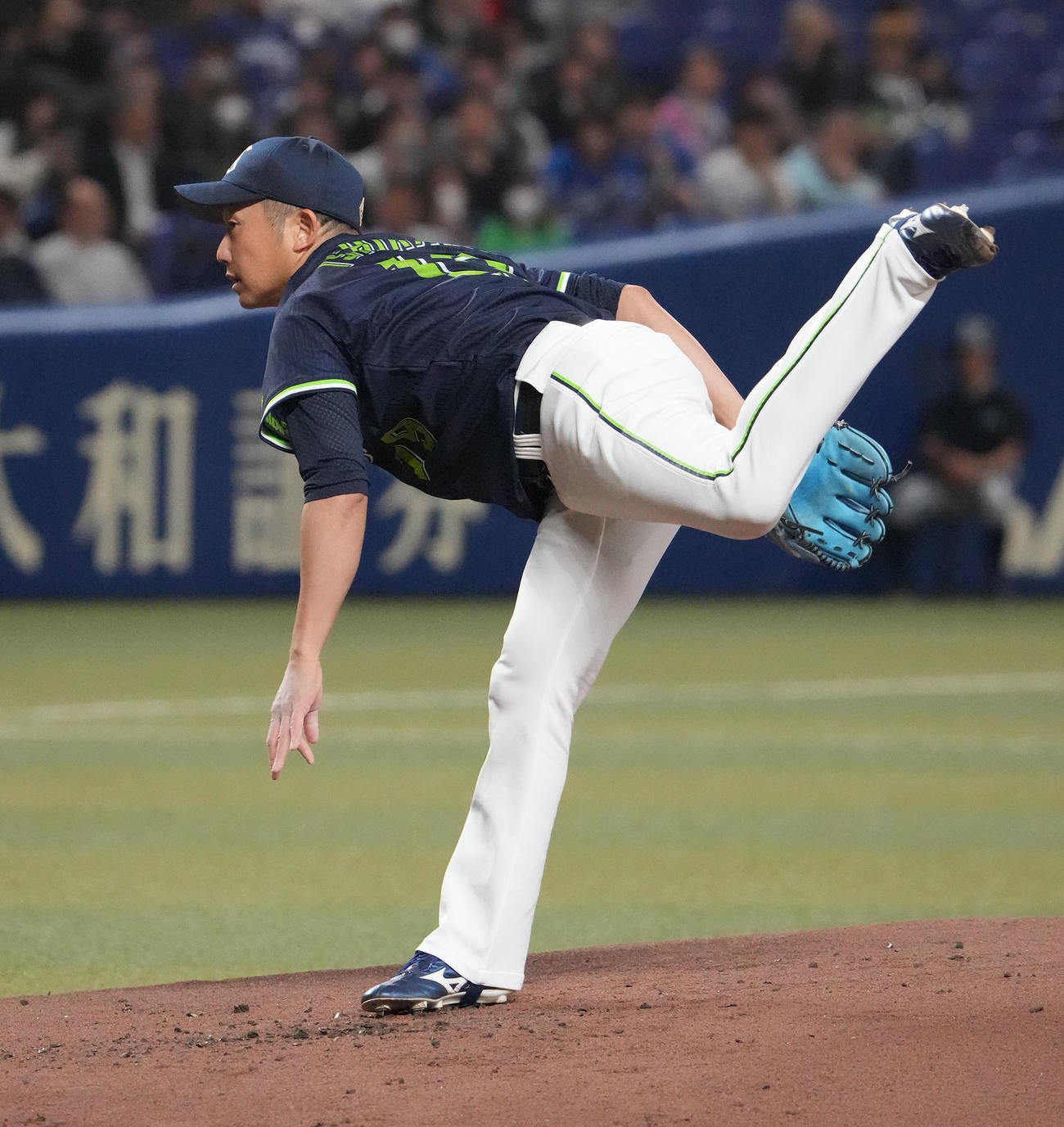中日対ヤクルト　1回裏、登板するヤクルト先発の石川（撮影・森本幸一）