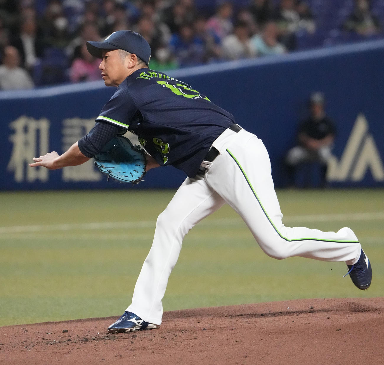 中日対ヤクルト　1回裏、登板するヤクルト先発の石川（撮影・森本幸一）